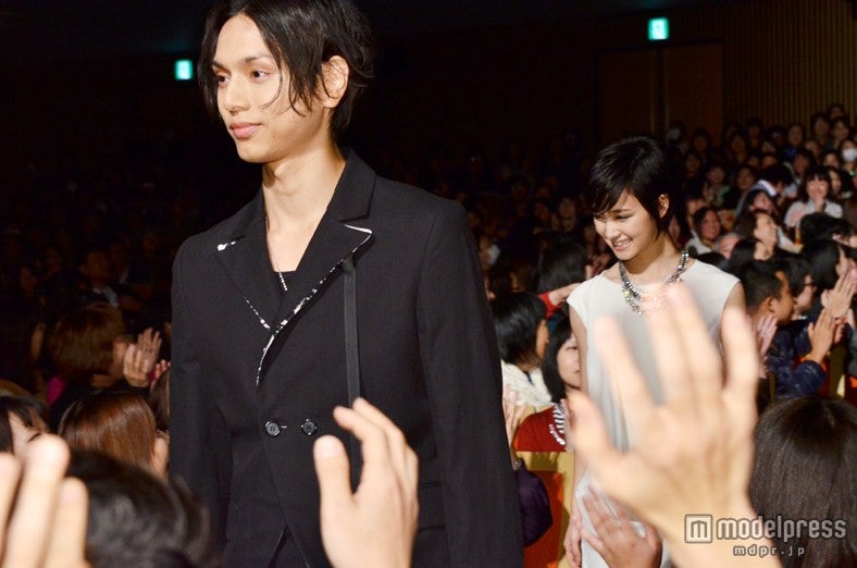 客席の通路を通って登壇した水嶋ヒロ、剛力彩芽