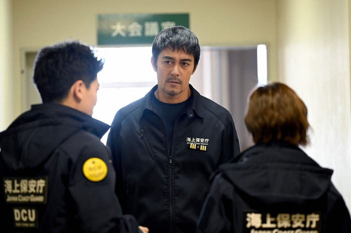 有輝(土佐兄弟)、阿部寛、中村アン/「DCU」第3話より(C)TBS