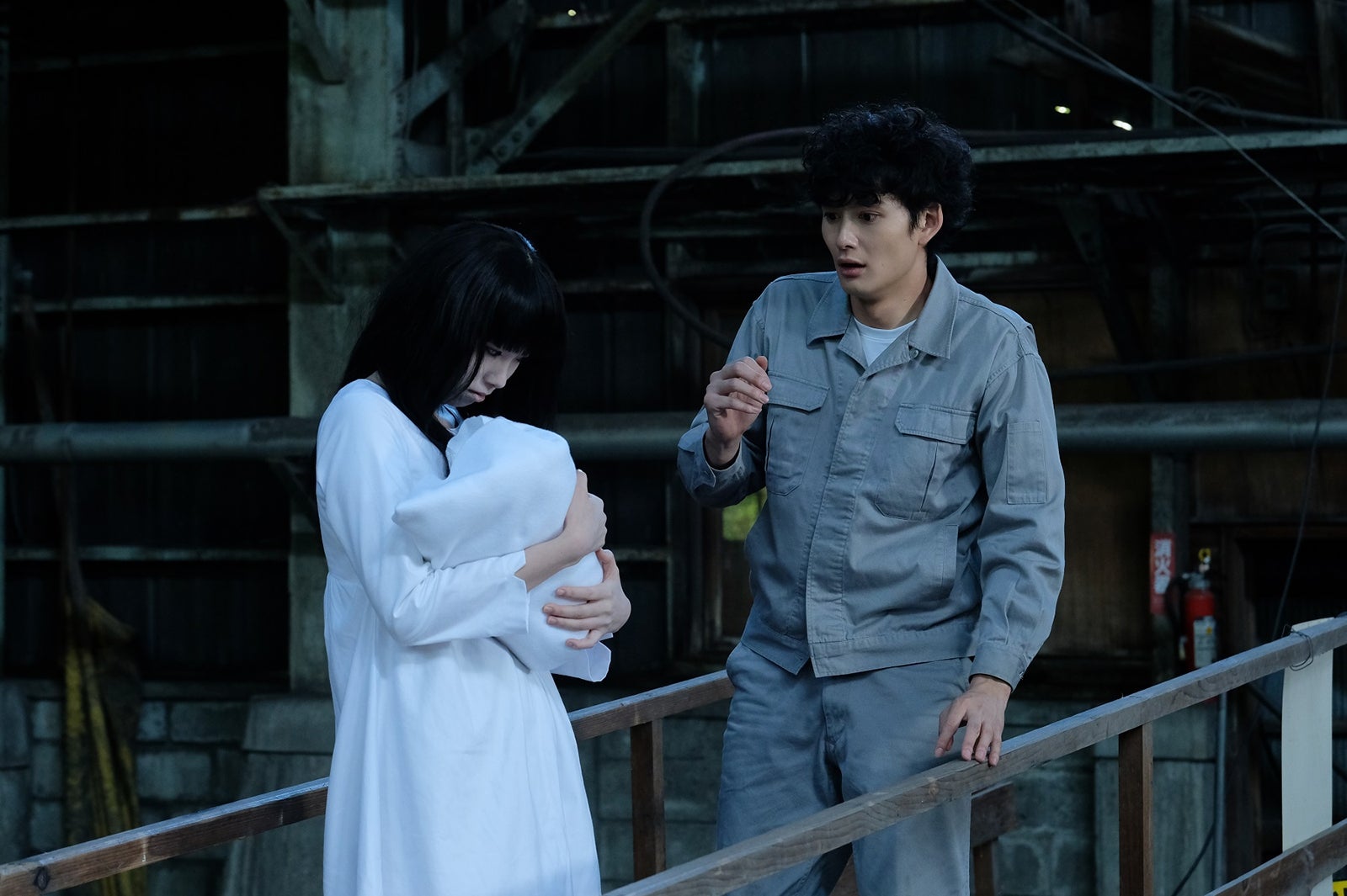 飯豊まりえ、岡田将生（C）「不便な便利屋 2016 初雪」製作委員会