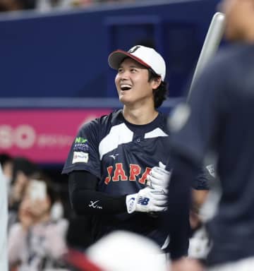 大谷翔平のフリー打撃にバンテリンドーム大熱狂！柵越えでどよめき大歓声→外野席では「座って下さい！」注意喚起 超低空弾丸ライナーの一撃にファンどよめくシーンも