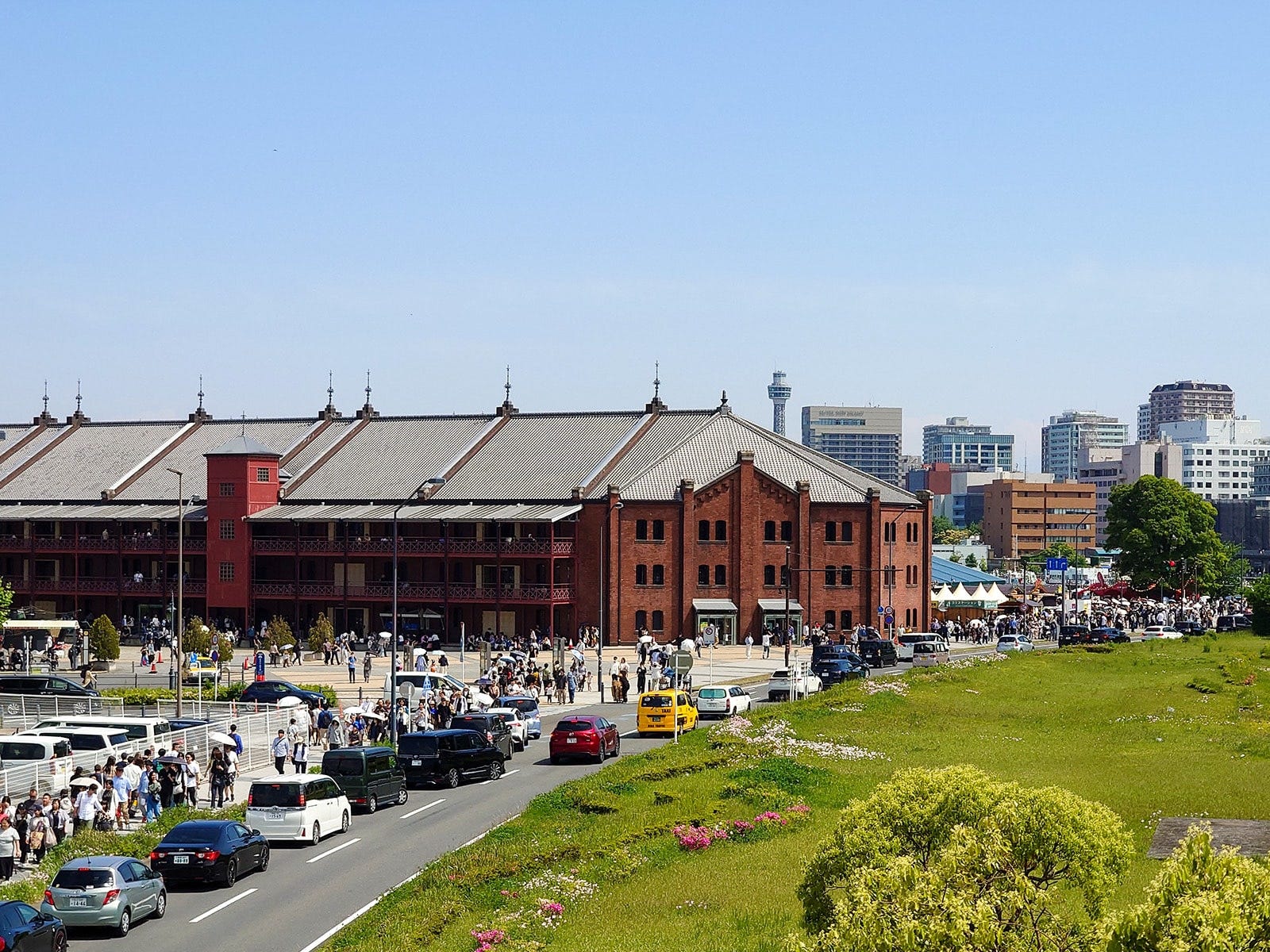 1年で最も混雑するGW期間の横浜ベイエリア。少しでも混雑を避けるコツとは？（画像は2025年のGW期間中の横浜赤レンガ周辺の様子）