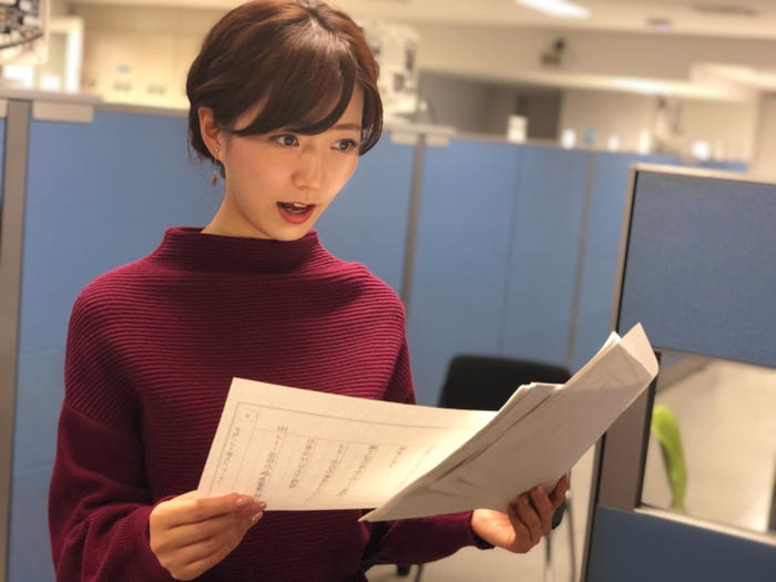 映像に合わせ読み合わせ。ディレクター陣と言い回しを変更したり、尺に合わせて原稿を削ったり、最終打ち合わせをします。/内田嶺衣奈アナウンサー(提供写真)