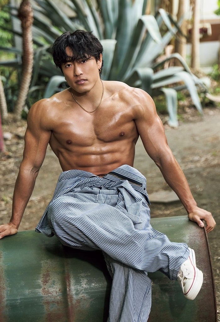 GENERATIONS中務裕太、1st写真集「1000%」決定 “LDH屈指の肉体美”筋肉クッション付き特別限定版も