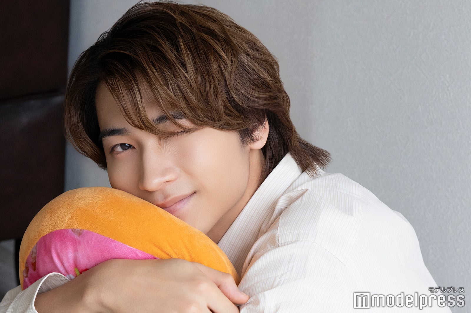 庄司浩平に「このクッションをスズ子だと思って抱きしめてください」とリクエスト（C）モデルプレス