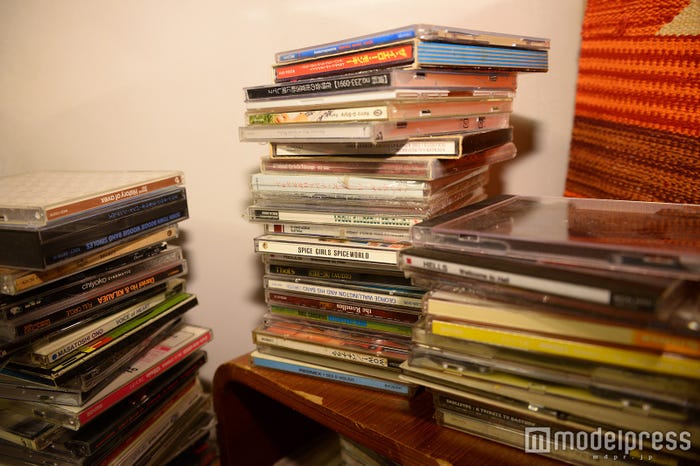 左の写真を拡大!洋楽が多めです。(C)モデルプレス