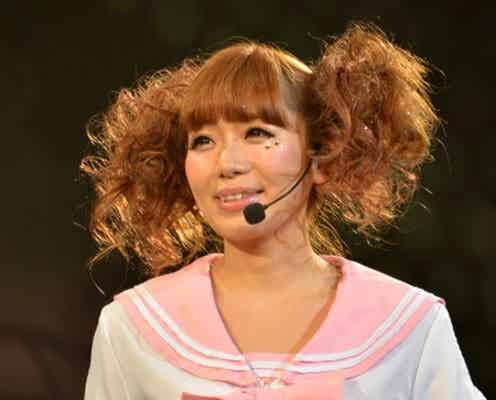 人気ブロガー、ミニセーラー服で熱唱 自身の体質を明かす