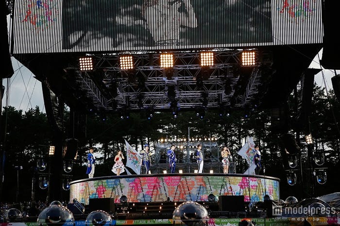 「AAA 10th Anniversary SPECIAL 野外LIVE in 富士急ハイランド」より(画像提供:avex)