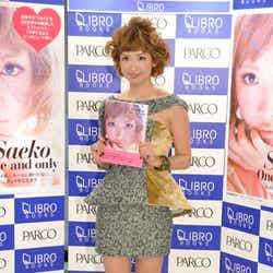 ミニスカートで美脚をあらわにした紗栄子