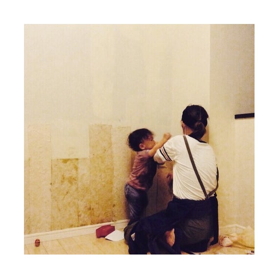 息子と新居の壁紙を貼っているスザンヌ／オフィシャルブログ（Ameba）より