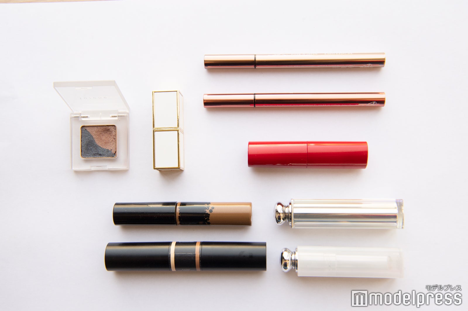 久代萌美アナウンサーのポーチの中身は？（C）モデルプレス