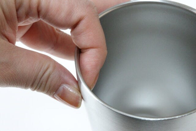 ダイソーの真空2重ステンレスタンブラー（コンビニアイスコーヒーカップ対応）のフチ