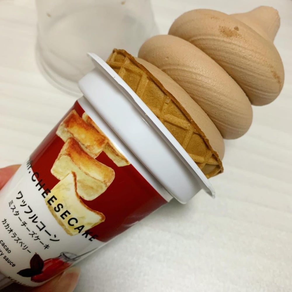 ワッフルコーンミスターチーズケーキカカオラズベリー