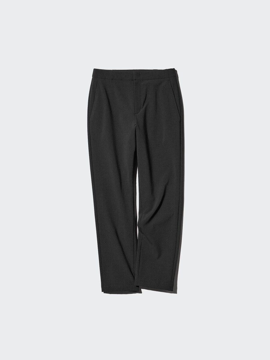 ブラックのウォームストレッチパンツ。すっきりとしたスリムストレートシルエット。