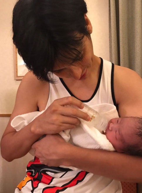 愛息子に授乳するアレクサンダー／アレクサンダーオフィシャルブログ（Ameba）より