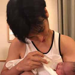 愛息子に授乳するアレクサンダー／川崎希オフィシャルブログ（Ameba）より