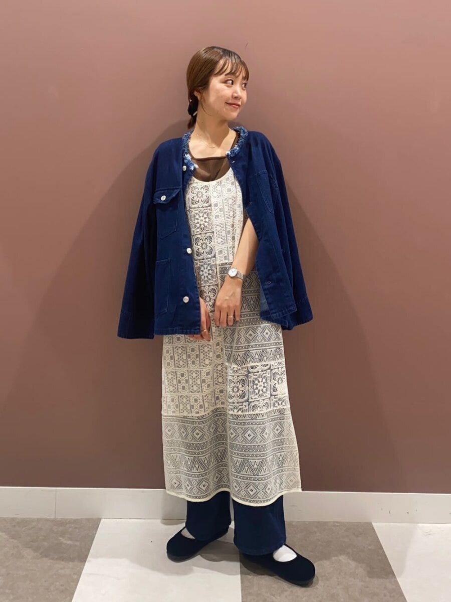 肩掛けデニムジャケットとレースキャミワンピの女性