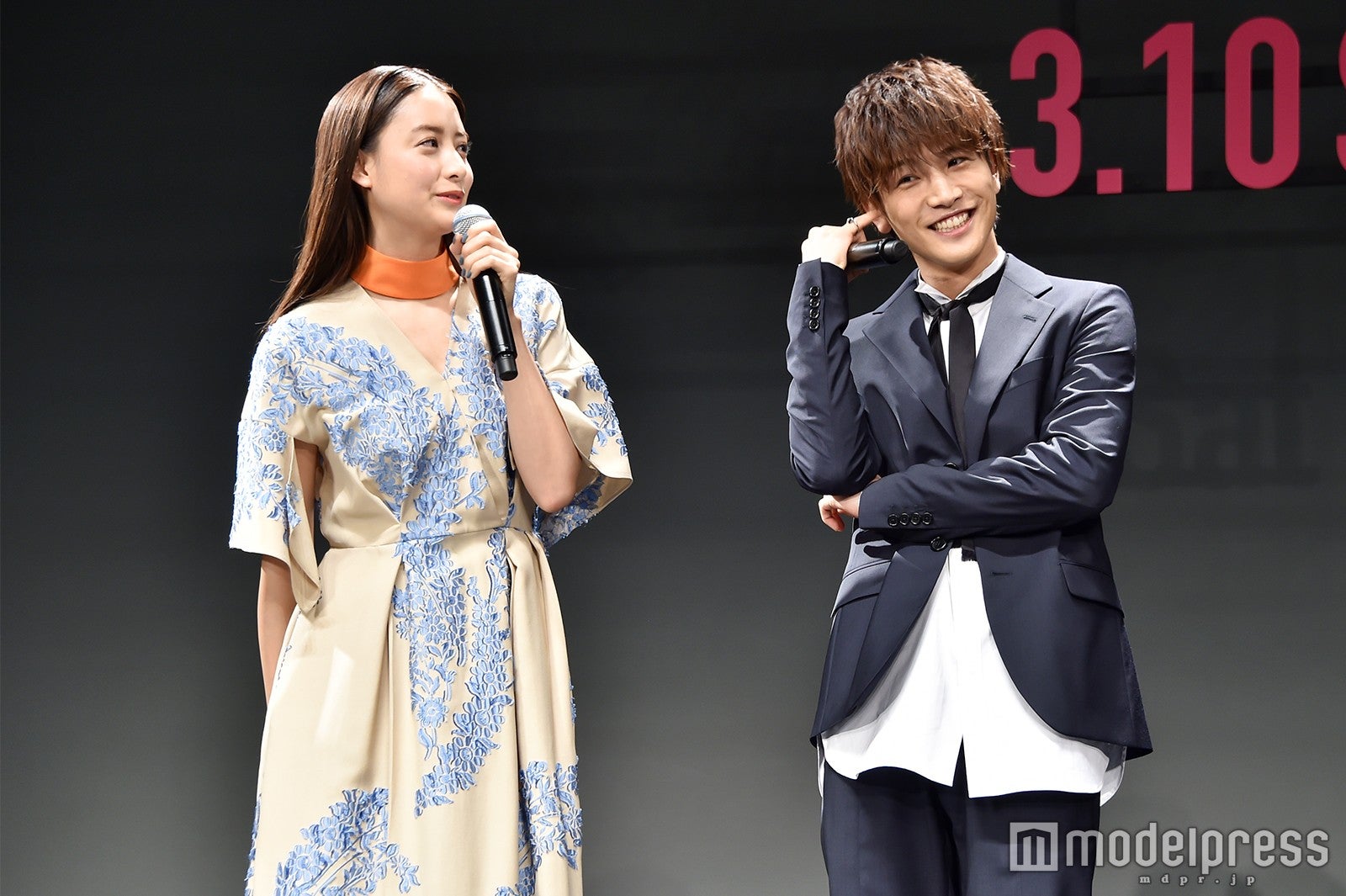 照れる岩田剛典（右） （C）モデルプレス