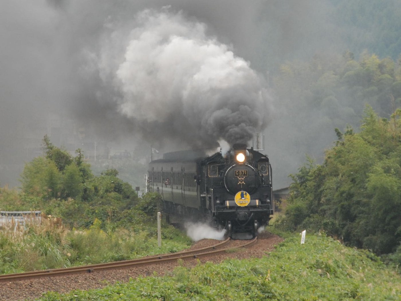 「貴婦人」の愛称のようにスマートでエレガントなC57形蒸気機関車
