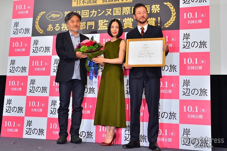 （左から）黒沢清監督、深津絵里、浅野忠信