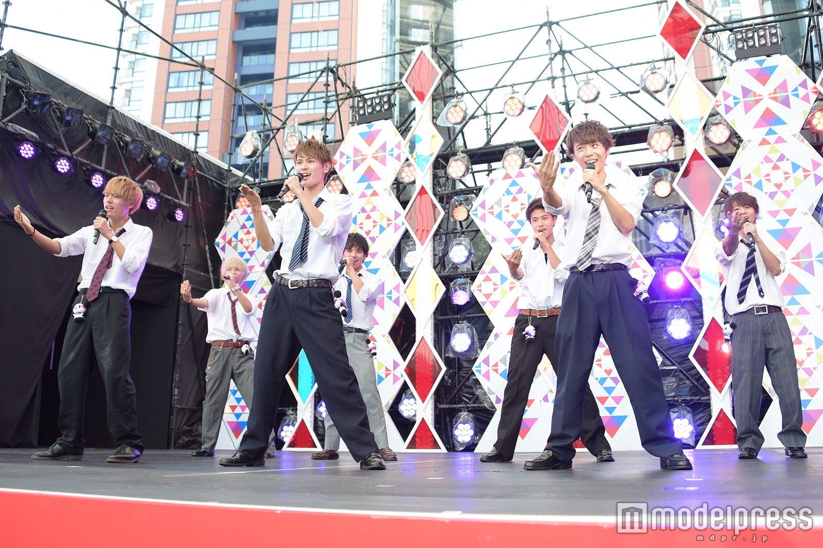 “ルールに囚われない”次世代イケメングループ・BINGO、全力爽やかパフォーマンスで沸かす