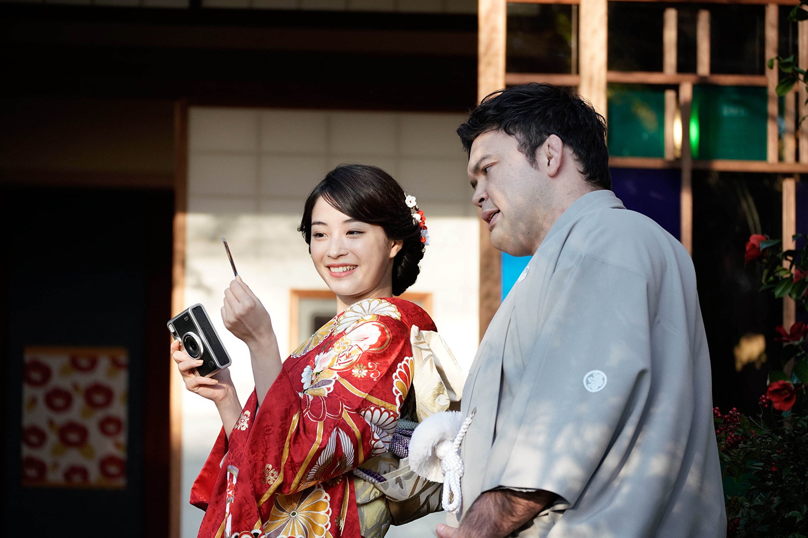 広瀬すず、ウルフ・アロン／「お正月を写そう 2022 チェキ・エモい写真」篇メイキングより（提供写真）