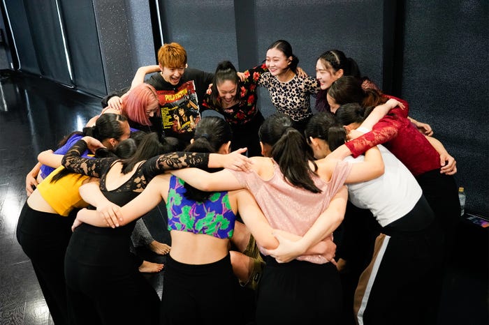 佐野玲於、「Fabulous Sisters」を訪問(C)AbemaTV/撮影:荒金大介