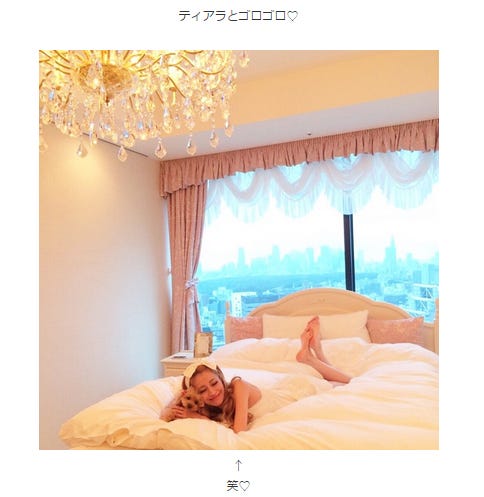 豪華ベッドルームを公開した愛沢えみり／オフィシャルブログより【モデルプレス】