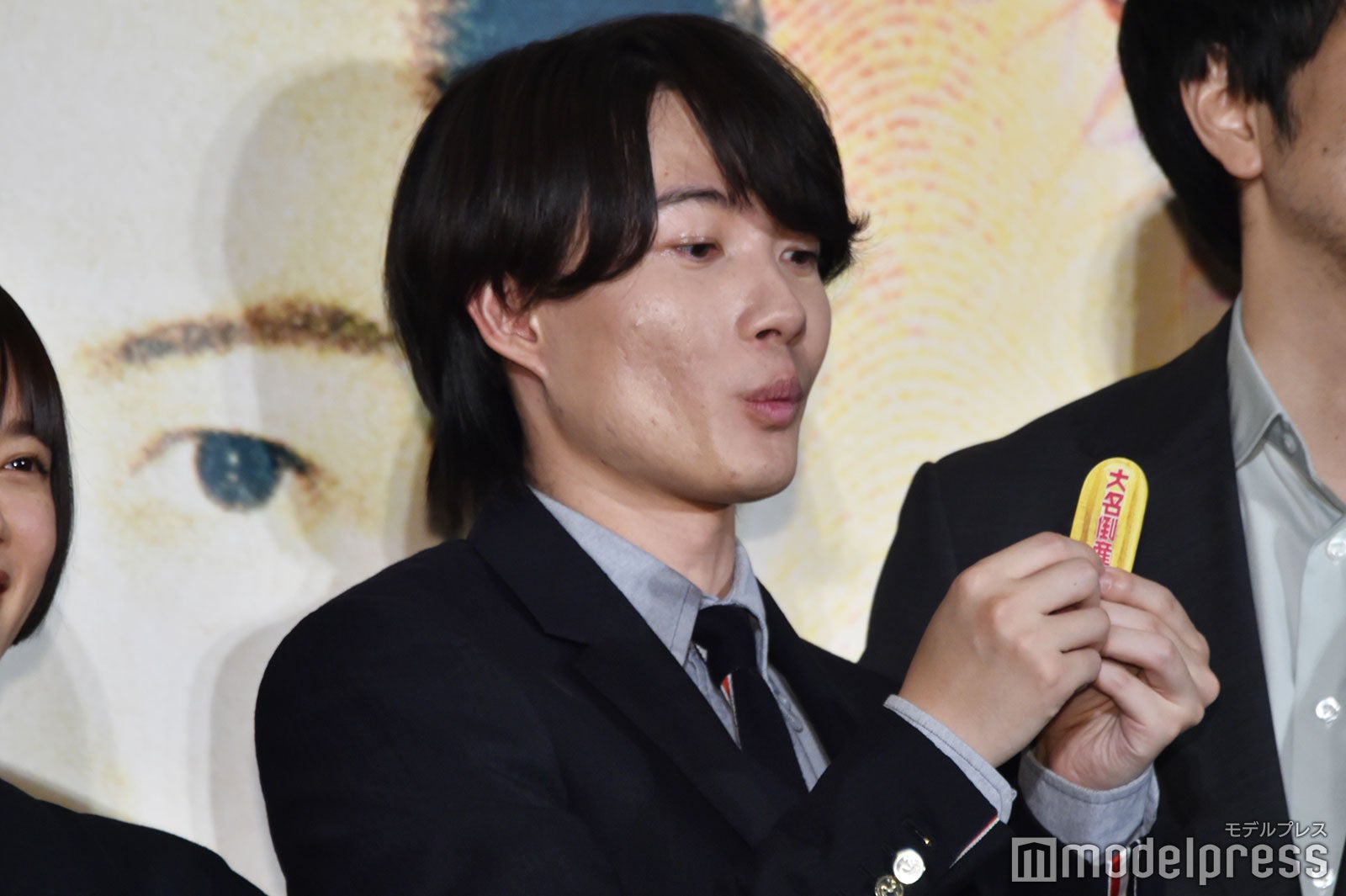 小判の紙吹雪に感嘆する神木隆之介（C）モデルプレス