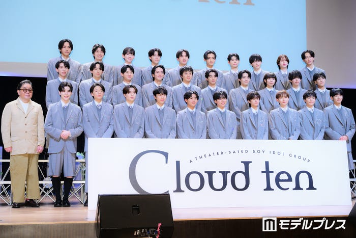 秋元康氏、Cloud ten(後列左から)深水柊人、北凪晴、本田高優、 渡邊絢斗、船水健佑、西山巳喜多、蓮水航太朗、大和田歩夢、根本純志、木村陽(中列左から)小峯佑斗、濱屋元希、福嶋涼斗、阿部晴仁、大瀬礼葵、碩大翔、稲葉斗真、上野誠治、福田結聖、佐藤流星(前列左から)福間しん、駒井玲紅、望月清秀、松尾帆高、平石愛葵、宇治斗真、平岡幹基、 冨澤琉、 興梠大和、桜木せな(C)モデルプレス