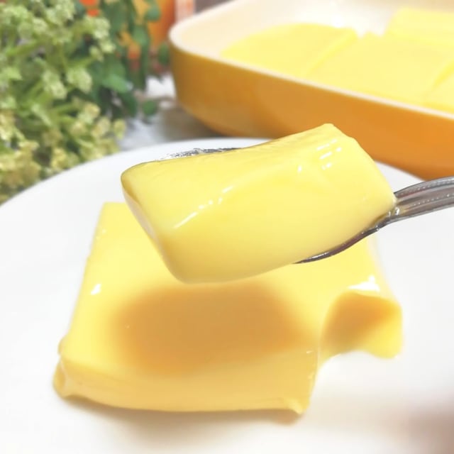 業務スーパーのカスタードプリンをスプーンですくったところ