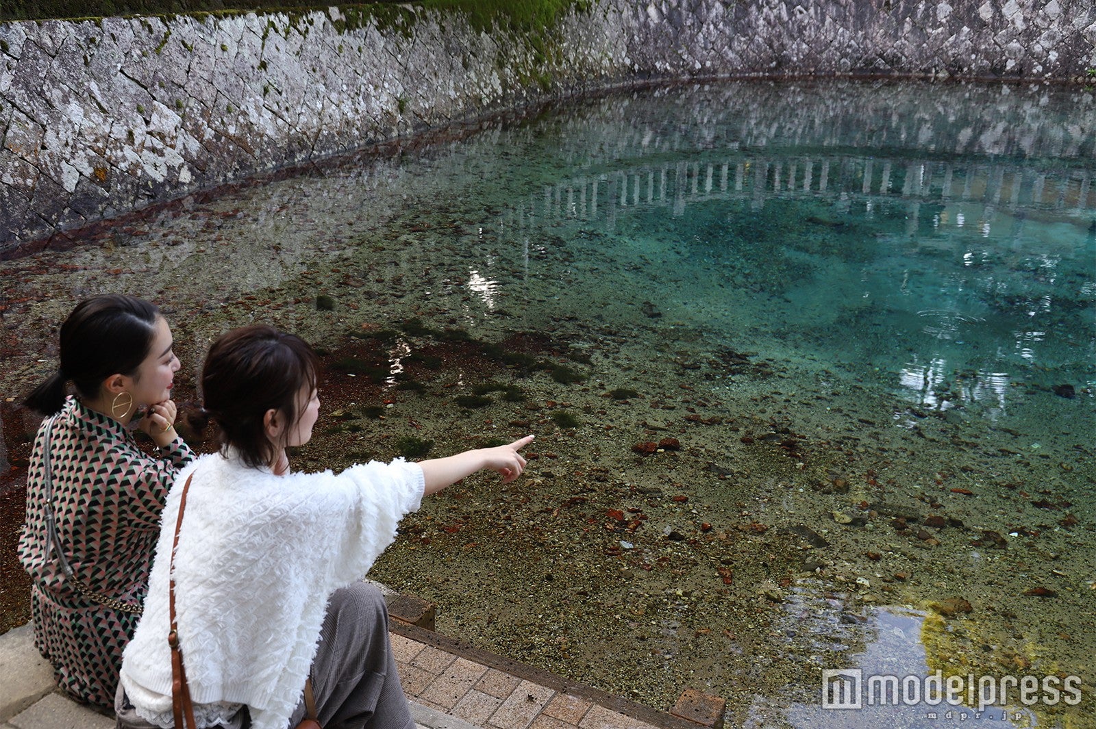 吸い込まれそうなほど美しい青のグラデーション（C）モデルプレス
