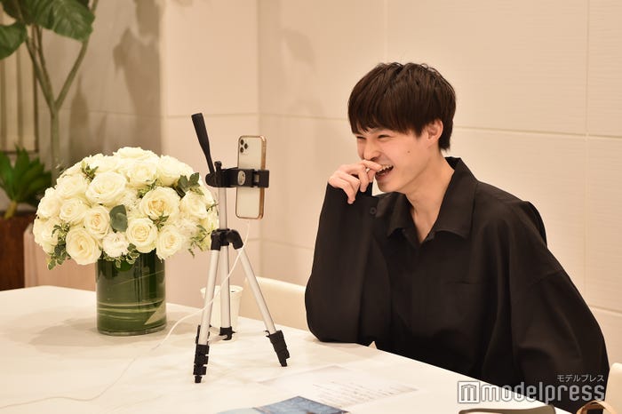 綱啓永には塩対応!?な兵頭功海(C)モデルプレス