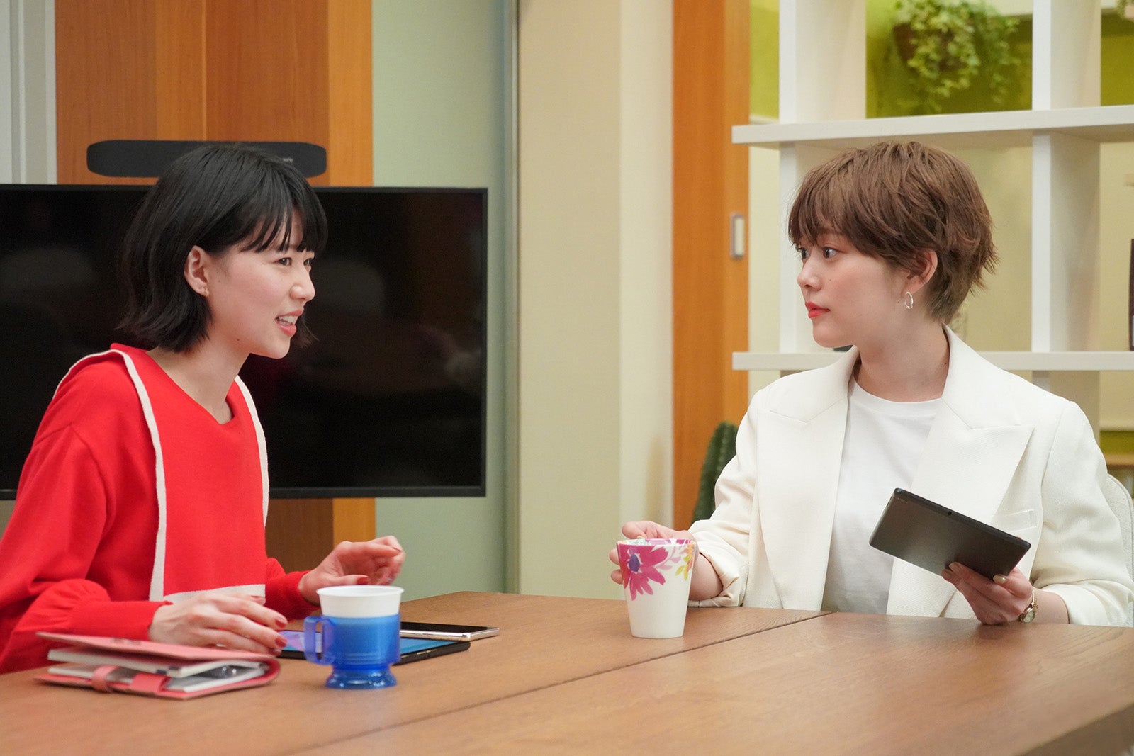 片山友希、高畑充希／「ムチャブリ！　わたしが社長になるなんて」第8話より（C）日本テレビ