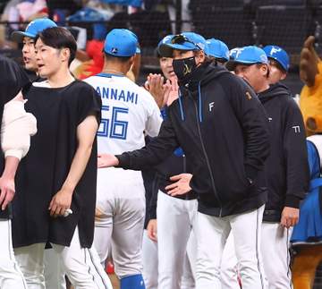 日本ハムが2連勝 カストロが逆転3ラン、万波がセーフティースクイズ＆キング独走9号ソロ 加藤貴が3勝目 新庄監督「選手に聞いてあげて」