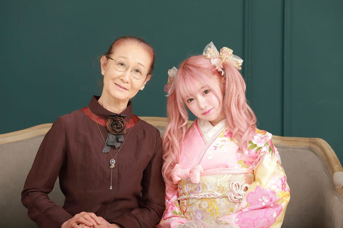 祖母と望月めるさん (画像提供:講談社)