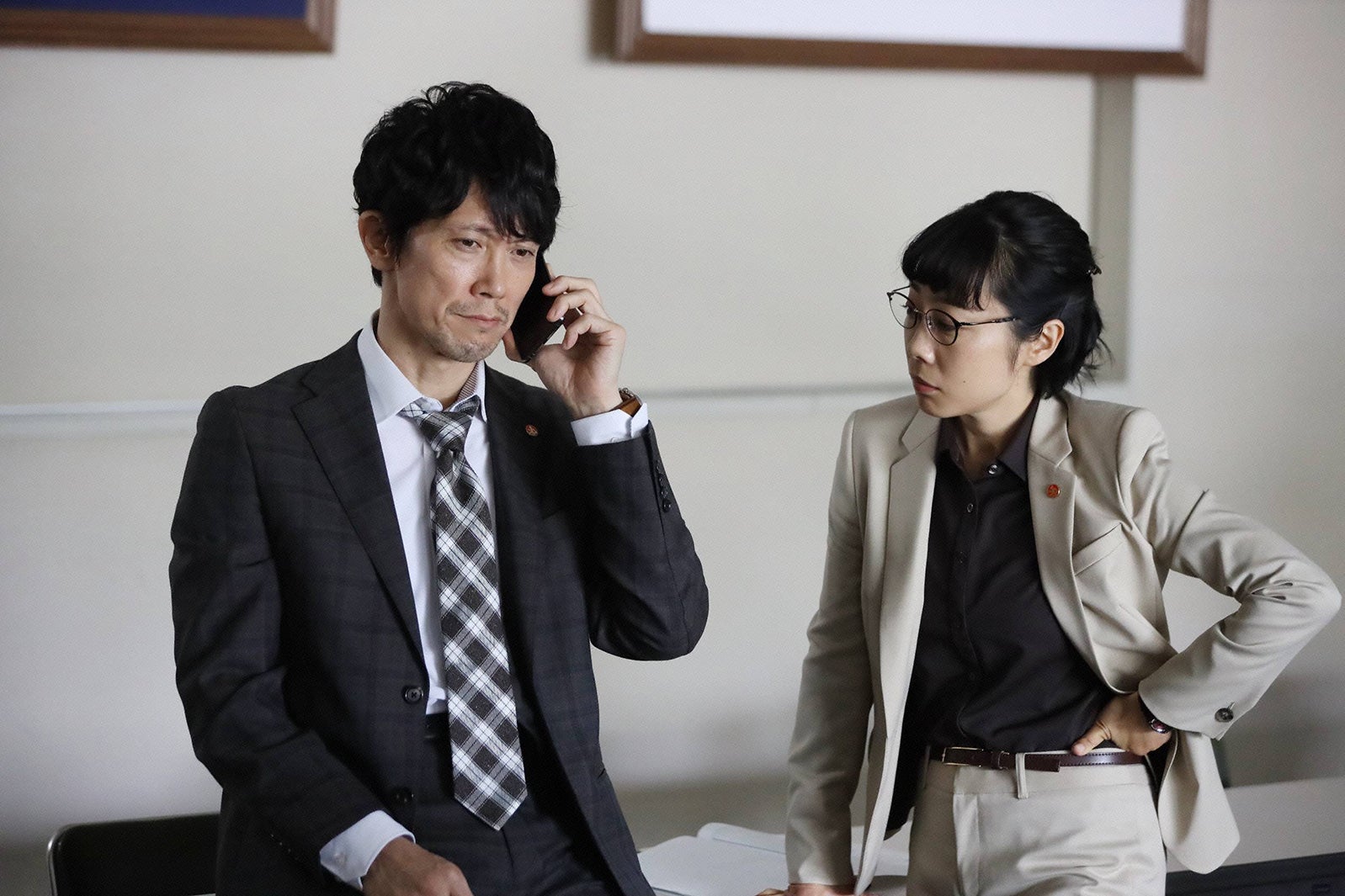 佐々木蔵之介、山田真歩／「シャーロック」第6話より（C）フジテレビ