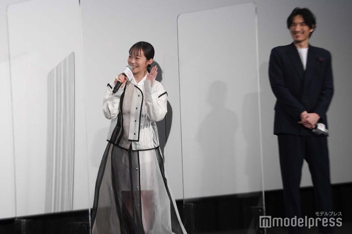 反対側にいるゆうたろうと手を振り合う佐藤玲 (C)モデルプレス