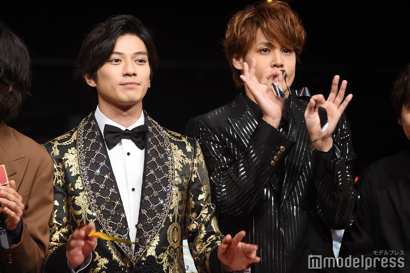 新田真剣佑＆宮野真守、ゲットした銀テープをアピール （C）モデルプレス