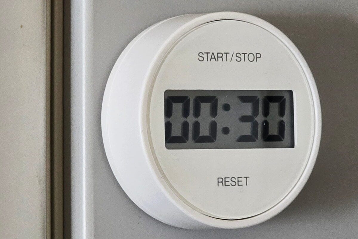 ダイヤル式キッチンタイマー・冷蔵庫