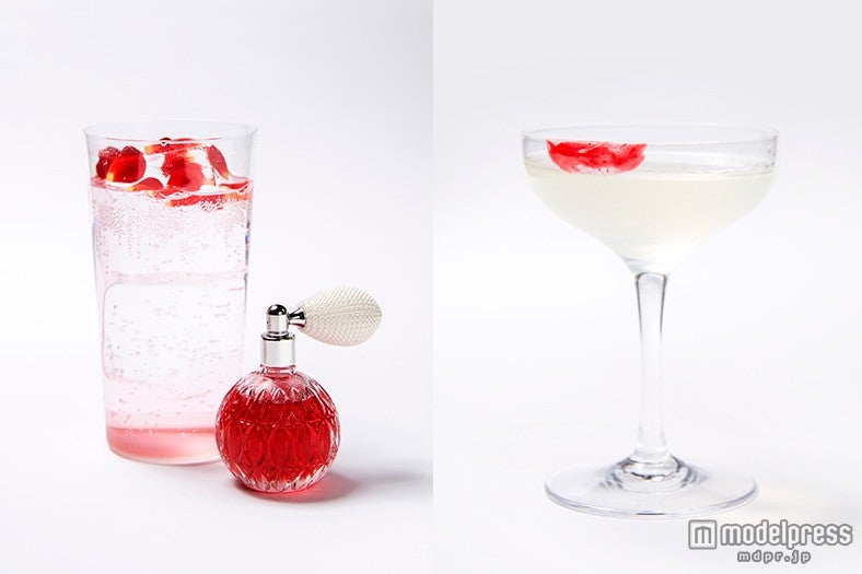 （左から）ジンベースのカクテルに香水のようなバラのリキュールで香りづけ「ベティーロワイヤル」￥1，300、ピーチカクテルにザクロとバラの口紅が香る「ルージュメッセージ」￥1，400