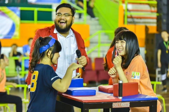 (右)川本紗矢(C)JKT48 Project