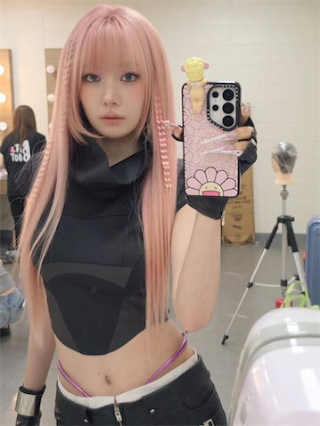 宮脇咲良、LE SSERAFIM最新曲のMVオフショットが「ゲームから飛び出してきたような美しさ」