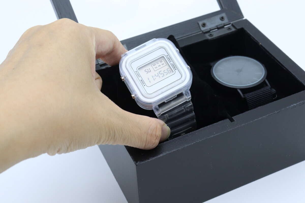 クッション付きの透明な腕時計を収納BOXに入れている