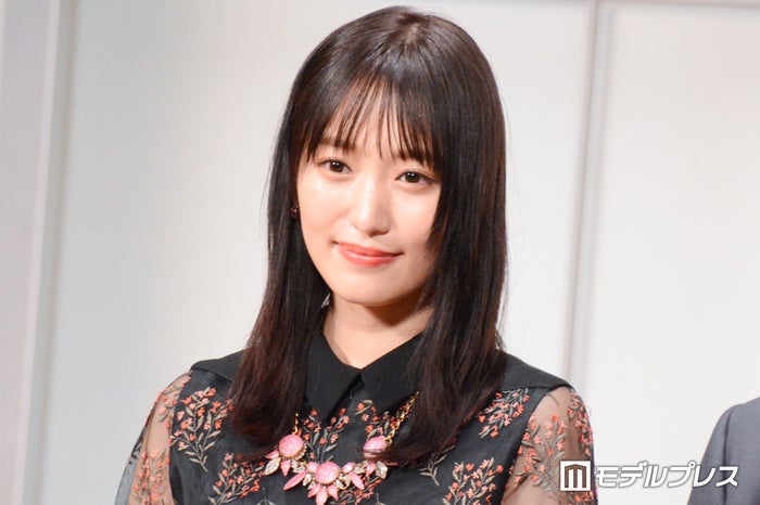 菅井友香、“白天女”ホワイトヘア姿披露「チェイサーゲーム」オフショット公開に「美しすぎる」「楽しみ」の声