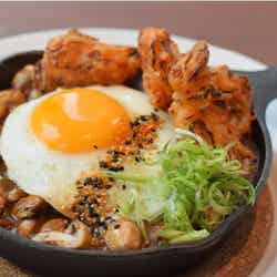 ロコモコにキムチの天ぷらをトッピングした「ココモコ」/提供画像