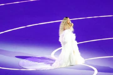 ミラノ五輪開会式 世界的歌姫登場に騒然「相変わらずゴージャス」「歌声やっぱり綺麗だ」「ドレスもキラッキラ」