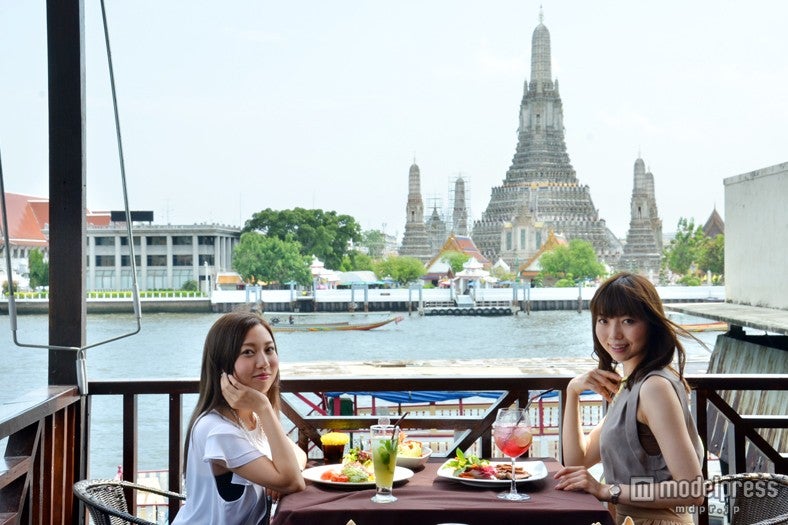 「The Deck」店内から「ワット・アルン」一望