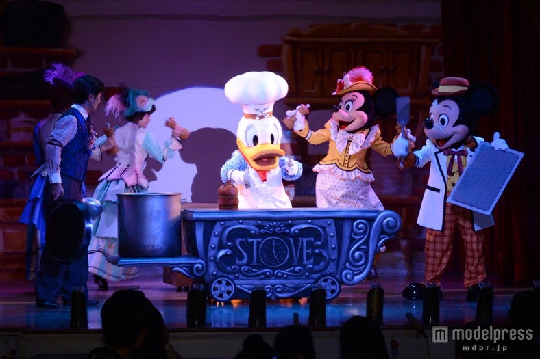 ミッキーたちが料理ショーを披露
