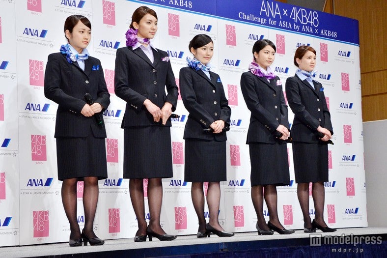 左から：川栄李奈、秋元才加、渡辺麻友、横山由依、鈴木まりや