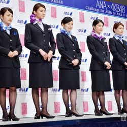 左から:川栄李奈、秋元才加、渡辺麻友、横山由依、鈴木まりや